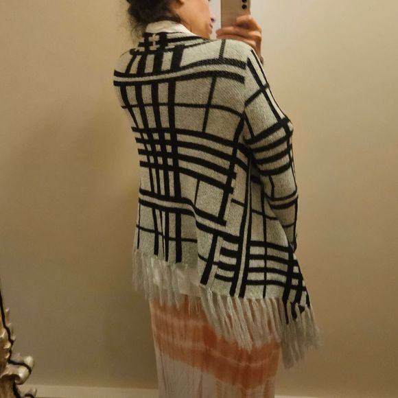 Sisters b&w Plaid fringe poncho shawl cardigan open front - Picture 3 of 9